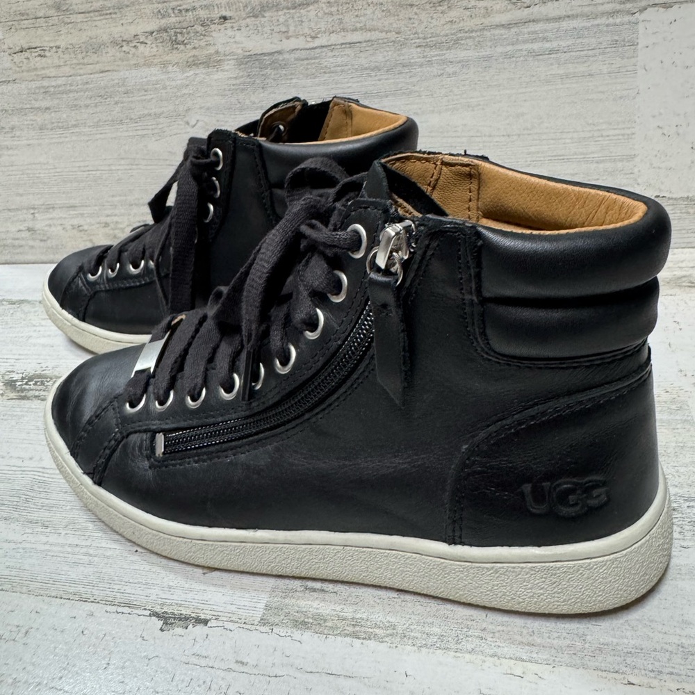 UGG Leather Tennis Shoes
Color: Black
Size: 6 - Picture 4 of 8